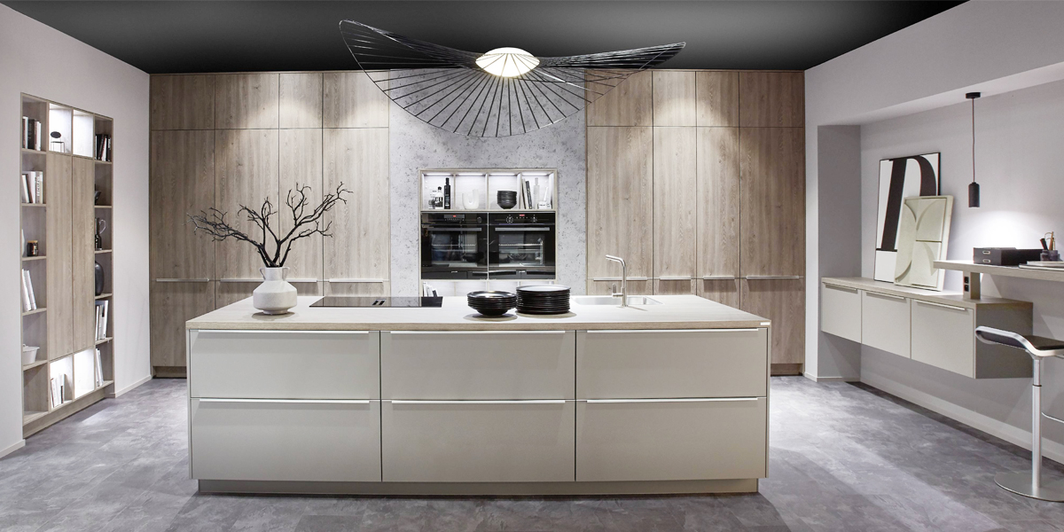 Moderne Holzdekore liegen im Trend und verleihen Ihrer Küche eine warme, behagliche Atmosphäre. In Kombination mit harmonisch abgestimmten Unitönen entsteht ein stilvolles, zeitgemäßes Design. Dabei sind unsere Küchen nicht nur optisch ein Highlight, sondern überzeugen auch mit modernster Funktionalität und höchstem Komfort   für ein Ambiente mit wohnlichem Charme.