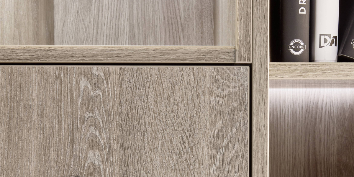 Moderne Holzdekore liegen im Trend und verleihen Ihrer Küche eine warme, behagliche Atmosphäre. In Kombination mit harmonisch abgestimmten Unitönen entsteht ein stilvolles, zeitgemäßes Design. Dabei sind unsere Küchen nicht nur optisch ein Highlight, sondern überzeugen auch mit modernster Funktionalität und höchstem Komfort   für ein Ambiente mit wohnlichem Charme.