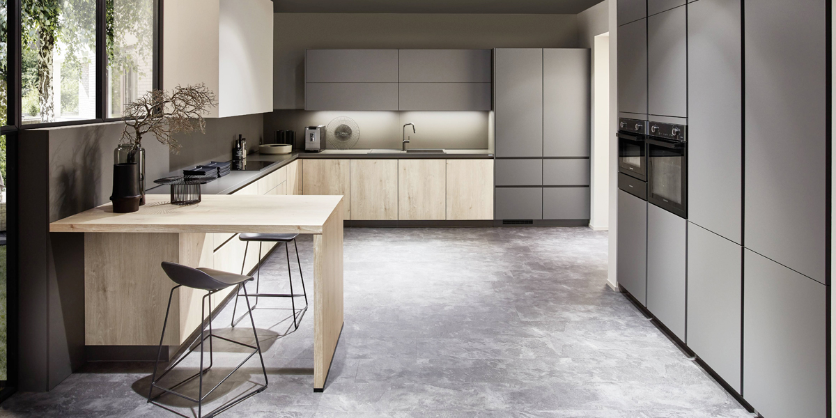 Moderne Holzdekore liegen im Trend und verleihen Ihrer Küche eine warme, behagliche Atmosphäre. In Kombination mit harmonisch abgestimmten Unitönen entsteht ein stilvolles, zeitgemäßes Design. Dabei sind unsere Küchen nicht nur optisch ein Highlight, sondern überzeugen auch mit modernster Funktionalität und höchstem Komfort   für ein Ambiente mit wohnlichem Charme.